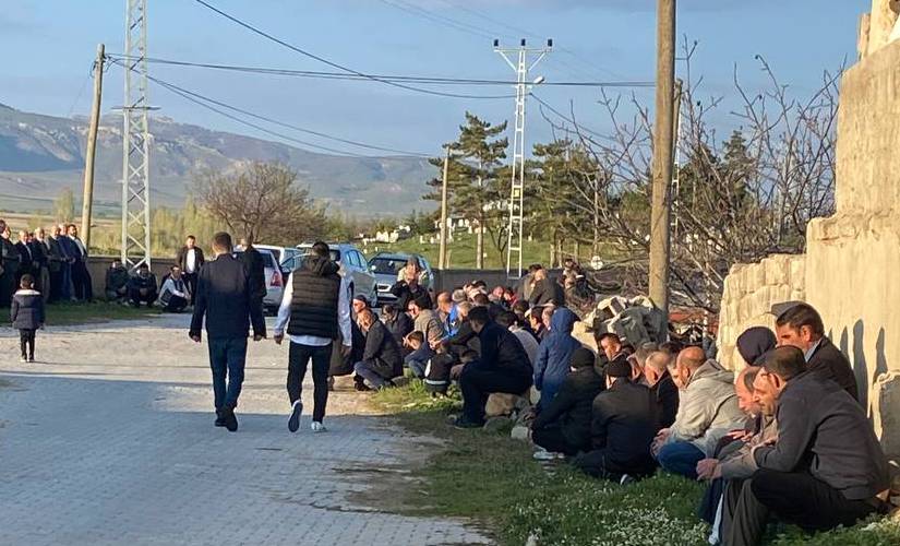 Çatin'de bayram namazı sonrası mezar ziyareti