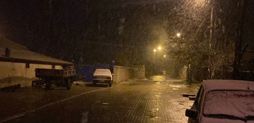 Çatin'de mevsimin ilk kar yağışı başladı