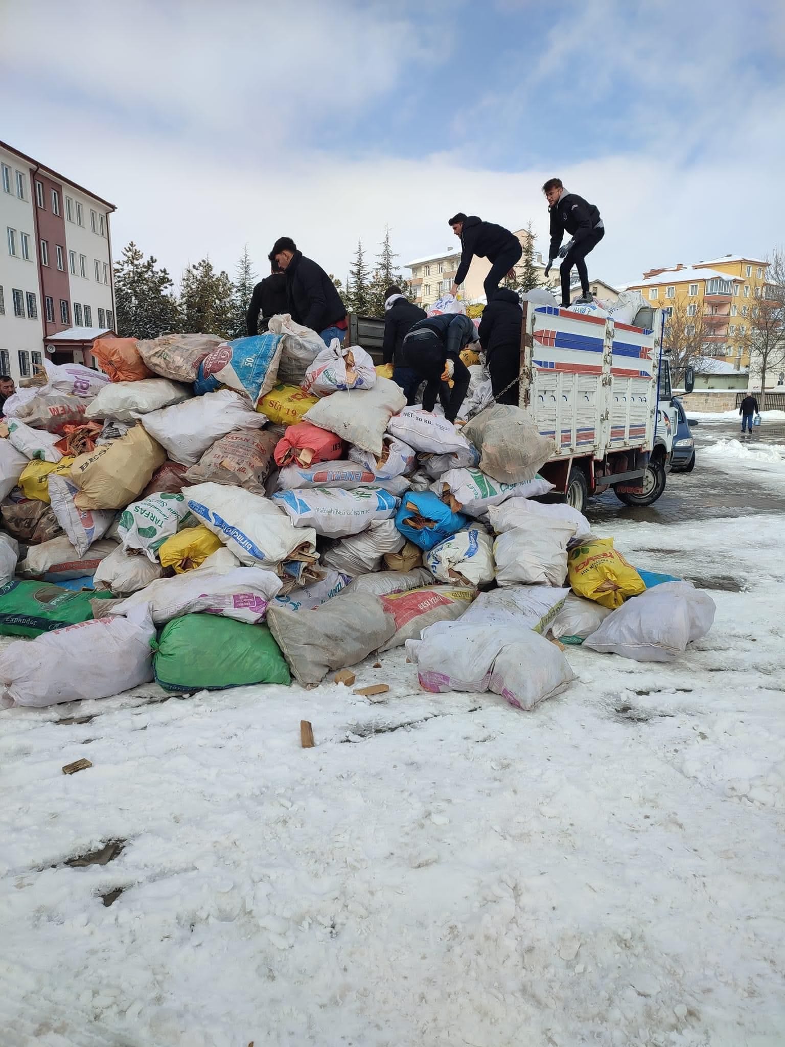 Köylülerimiz deprem bölgesine göndermek için yardımlarına devam ediyor