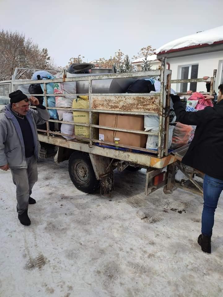 Köylülerimiz elinde avucunda ne varsa depremzede kardeşlerine yolluyor