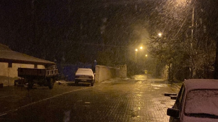 Çatin'de mevsimin ilk kar yağışı başladı